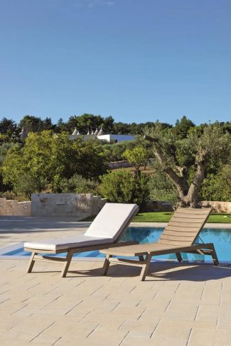 Designing for Coastal Hospitality: The Essential Guide to Crafting Durable Seaside Resort Furniture-vlefooena