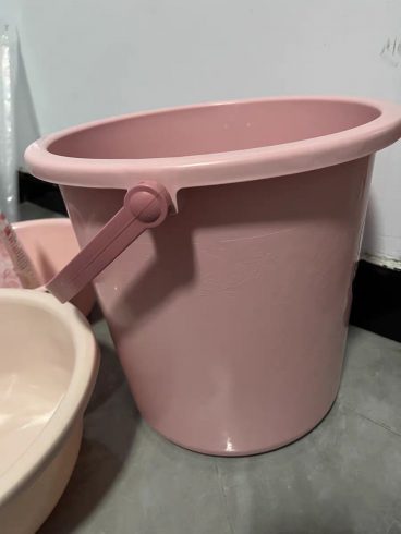 The Playful Organizer: How a Kid-Friendly Pink Bucket Turns Toy Chaos into Childhood Joy-vlefooena