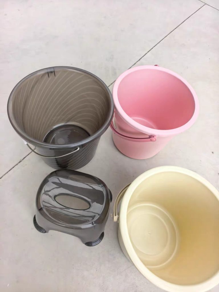 The Chromatic Language of Domesticity: How a Pink Plastic Bucket Redefines Utility Through Aesthetics-vlefooena