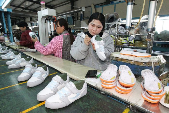 Breathable Sports Shoes for Men and Women: Factory Direct Supply for Global Markets-vlefooena