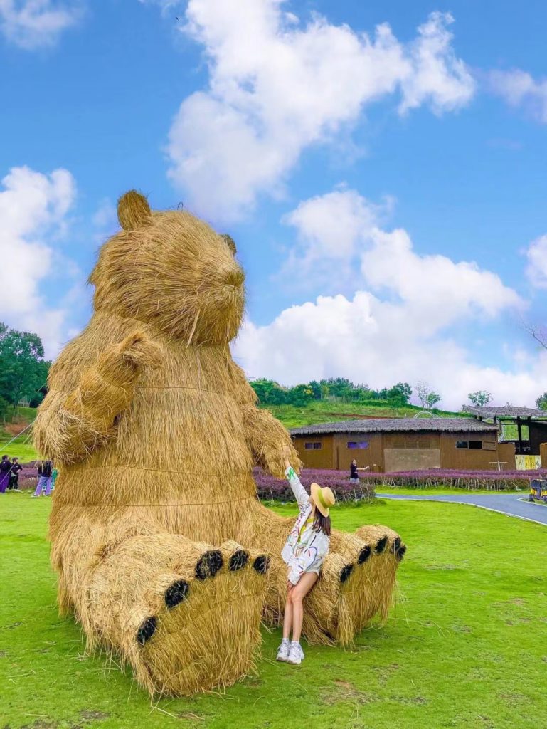 Straw Sculpture Manufacturer: Custom Hay Sculptures for Global Festivals, Parks, and Events-vlefooena