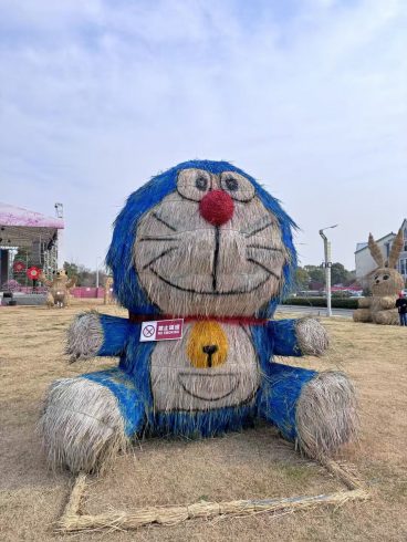 Outdoor Straw Art Installation: Sustainable Landscape Art for Parks and Public Spaces-vlefooena