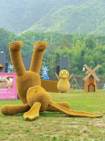 Custom Straw Sculpture Factory: OEM & Large-Scale Hay Art Solutions for Global Markets-vlefooena