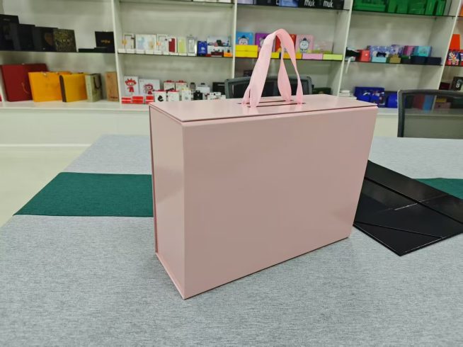 Luxury Foldable Gift Box Packaging Supplier for Global Markets-vlefooena