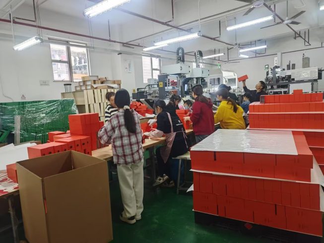 China Foldable Gift Box Manufacturer for Custom Packaging Solutions-vlefooena