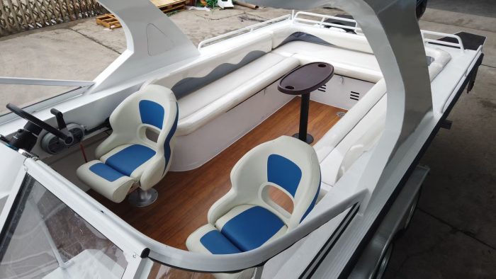 Family-Friendly Cabin Cruiser for Lakes and Coastal Waters-vlefooena